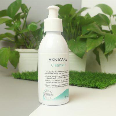Sữa rửa mặt dạng gel cho da dầu mụn Aknicare Cleanser 200ml